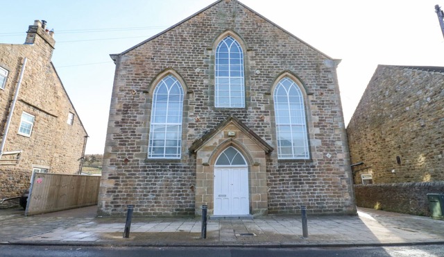 AURELIAN HOUSE, pet friendly, with hot tub in St John's Chapel