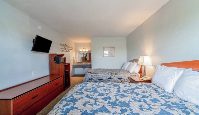 Aurora Adventure Base: 2 Separate Units, Walkable Town, Easy Highway Access