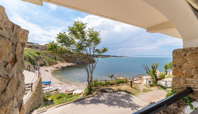 Aurora: Apartment on the beachfront and with communal pool