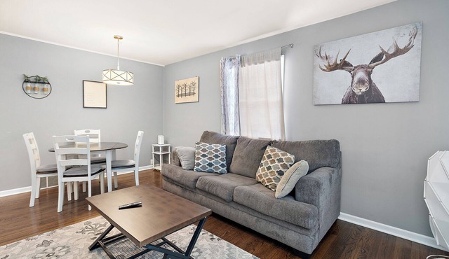 Aurora Apartment W/Laundry, and Garage. Close to I-88 and Train Station