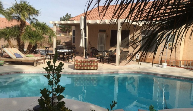 Aurora Bungalow House. 3 bdrm, Private Pool/Spa/Yard, 2 miles to Las Vegas Blvd