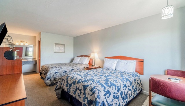 Aurora Retreat: 4 Welcoming Units Perfect Hub for Road Trips & Local Exploration