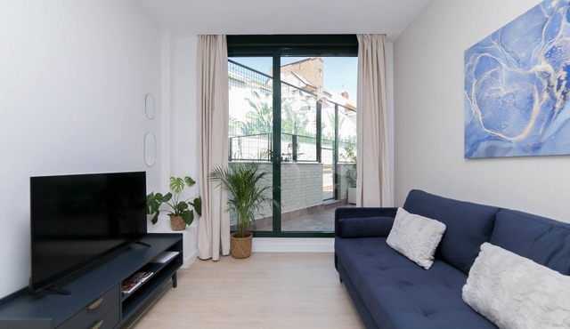 Aurora Stays by Charming, Cozy apartment with patio and parking