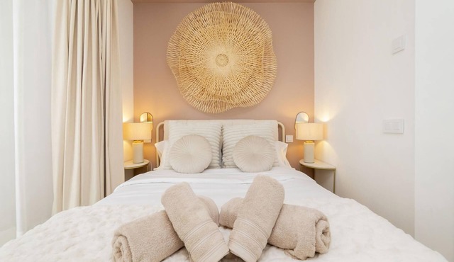 Aurora Stays by Charming IX, Apartment for 2 with free parking