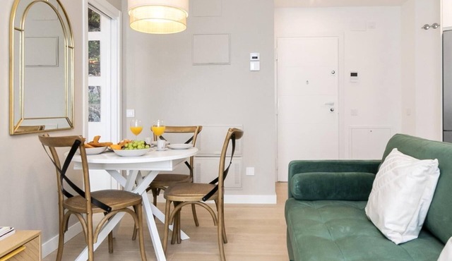 Aurora Stays by Charming XII, Apartment for 4 with free parking