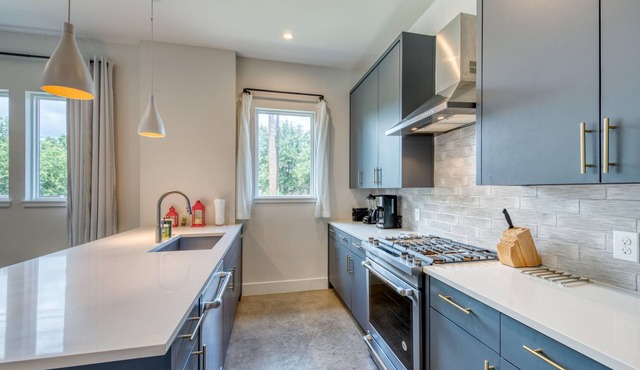 Austin 2-Story Townhome | 3 miles to Downtown | Enclosed Yard