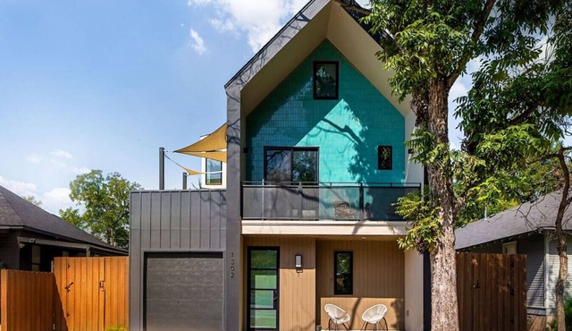 Austin Abode | Heated Pool | Sleeps 12 | Rainey St