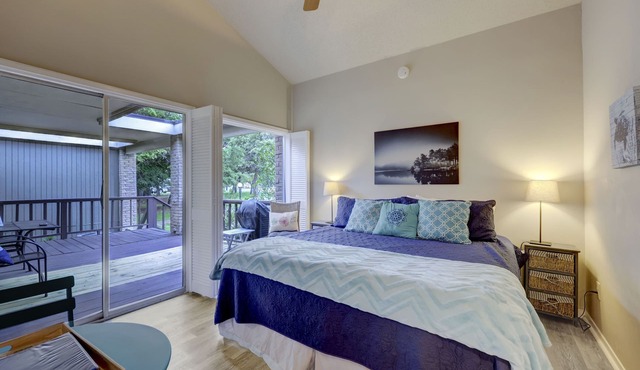 Austin area Cozy Room off Lake Travis with full amenities, deer and wildlife!