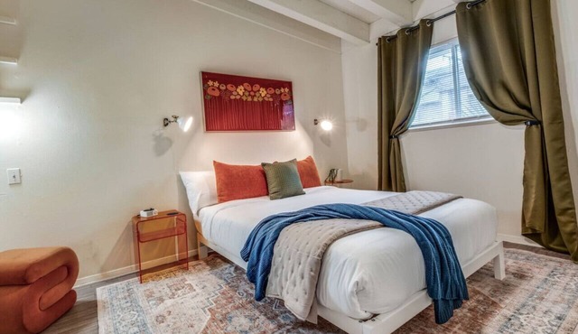 Austin Central Modern Comfort | Pet-Friendly