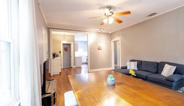 Austin Charm: 2Bed/2Ba/Flex Bungalow with office and deck. Central to Everything