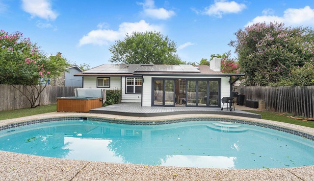 Austin Escape w/Pool, Hot Tub & Game Room – DT ,Bars, South Congress, Airport !