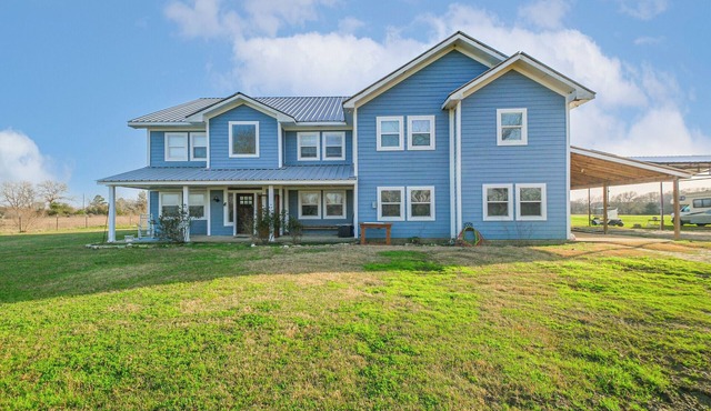 Austin Estate - Spacious home sleeps 24 in charming Bellville with a pool.