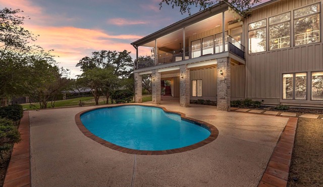 Austin Gated Private Estate Home, 15 min-downtown. Family fun with Pool & games