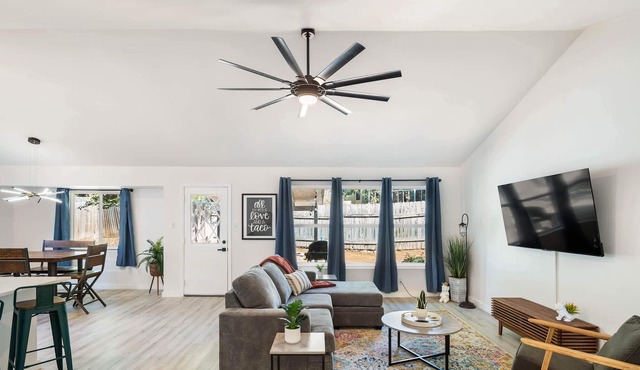 Austin Getaway-Perfect for Groups of 8 and Pets!