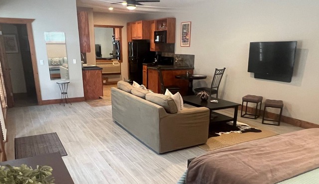 Austin Hill Country - Guest House W/ Pool. Newly renovated, 12 Min To Downtown