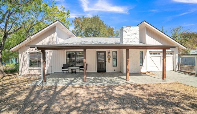 Austin Hillside Getaway 3BR: Pool +Deck & Jacuzzi