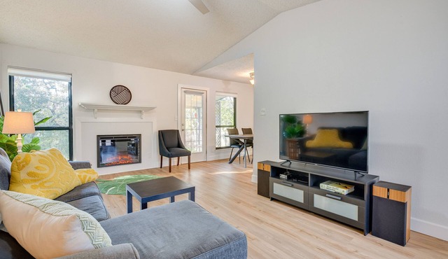 Austin Home w/ Community Pool: 3 Mi to Lake Travis