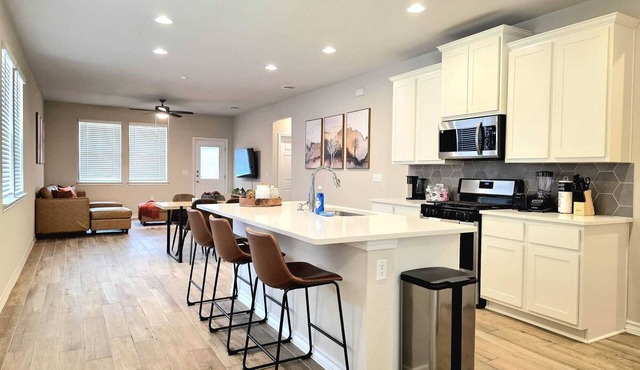 Austin House w Pool! by Airport, Tesla, and more!