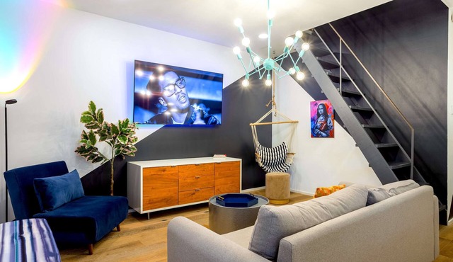 Austin Icon Group Mansion - 6min to Rainey Street
