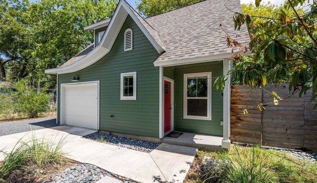Austin In the Green - Modern East Austin Bungalow with Backyard & Grill