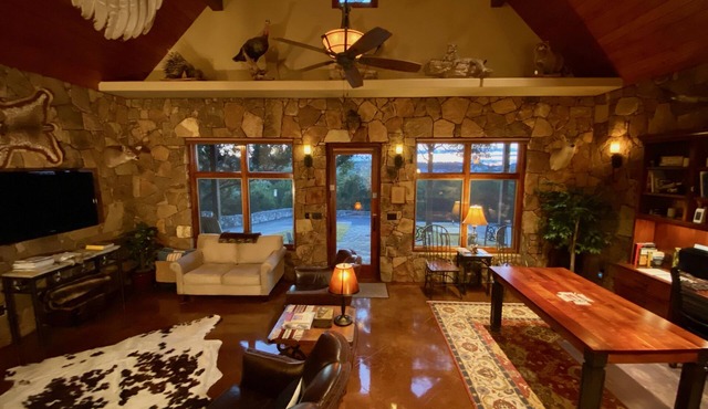 Austin Lakeway Estate Cottage: Private Mountain-Style Guest Lodge