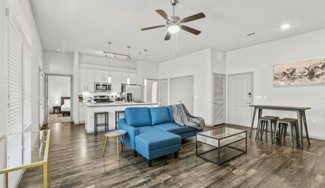 Austin Luxury 2BR 2B w/Pool & FREE Parking Fast WIFI