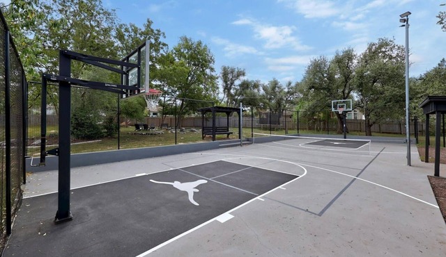 Austin Oasis: Pool, Pickleball, Hot Tub, Sleeps 10