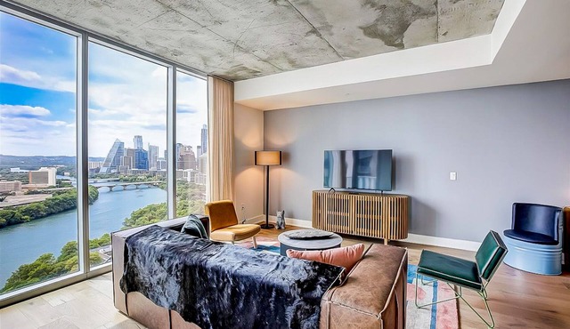 Austin Rainey St. corner condo - lake views & two balconies - pool & gym