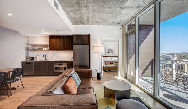 Austin Rainey Street condo w/2 suites & lake-view balcony, rooftop pool & gym
