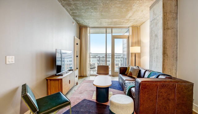 Austin Rainey Street gem with downtown & river views & rooftop pool