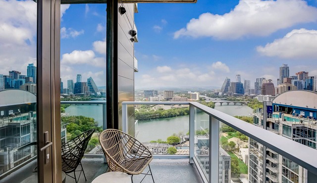 Austin Rainey Street studio - lake & skyline-view balcony, rooftop pool & gym