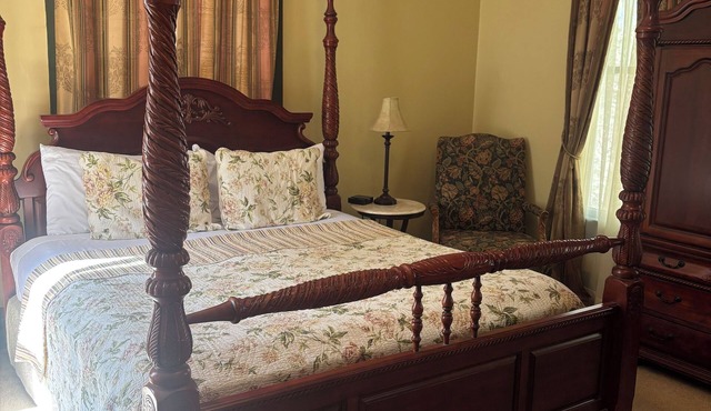Austin Room - Hardeman House Bed and Breakfast