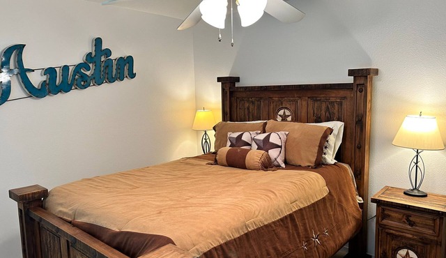Austin's Best Kept Secret, 12m to downtown, 2BR/2BA,1 Car/garage!