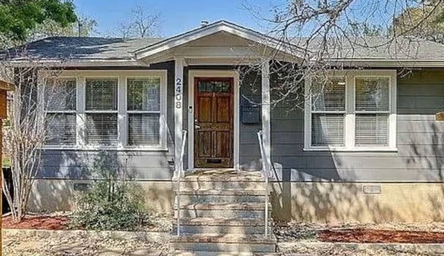 Austin's Favorite Choice. 2 bedroom house with Fenced Yard near UT