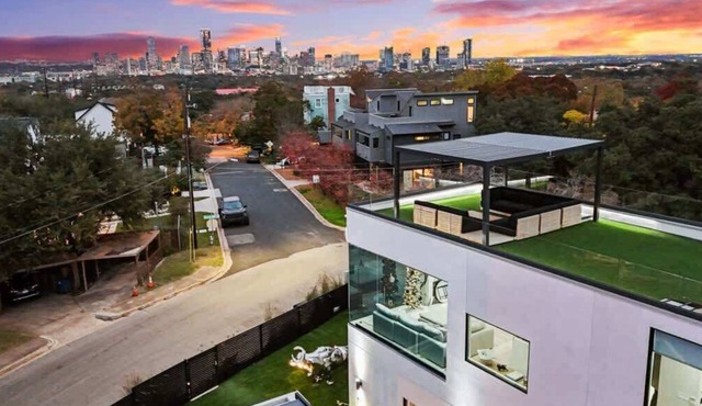 Austin's Skyline Lux. Private Pool & Rooftop Deck