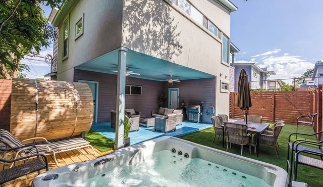 Austin Single Family Oasis Home Hot Tub, Sauna, Gym, Backyard Sleeps 14 - ATX