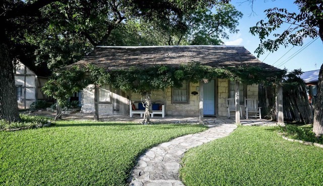 Austin St. Retreat - Maria's Suite | Pet friendly