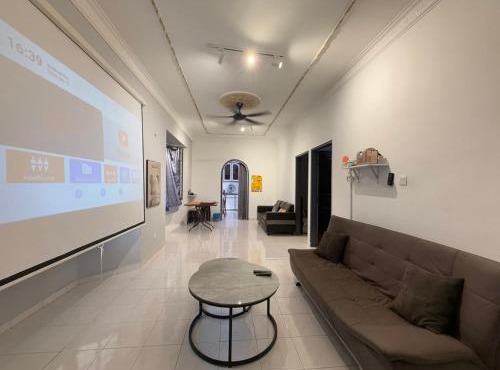 Austin Taman Daya Large Corner House for 10 Pax