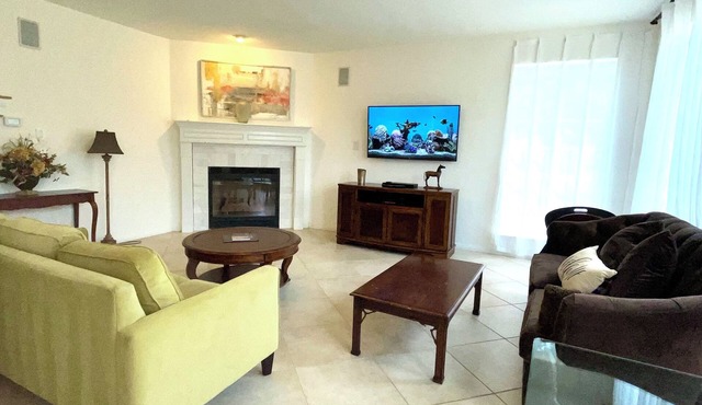 Austin Vibe and Views, Patio, Firepit, Grill -Near Lakes, Downtown, Golf, PBall
