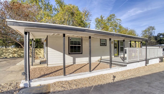 Austin Villa | 3BR Stay | Sleeps 6 | Pet-Friendly