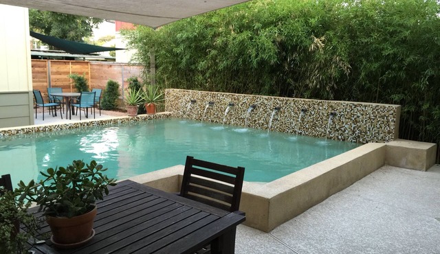 AustinPoolHouse Downtown - Industrial Chic + Pool, Game Room. Walk to food & BBQ