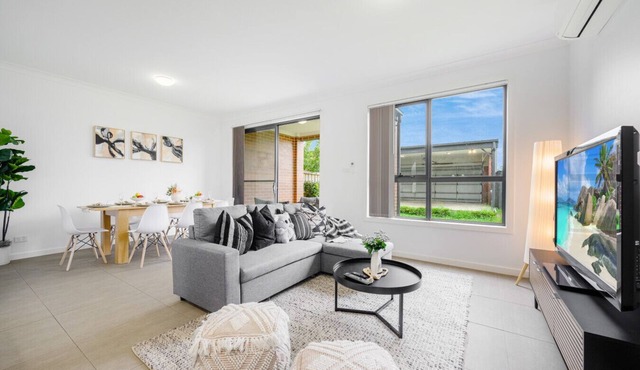 Austral 4br Cute home close to Train Station 10ppl