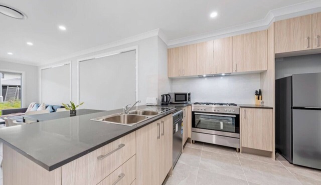 Austral Brand New 3Br House with WiFi & Parking