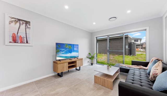 Austral Brand New 3Br House with WiFi & Parking