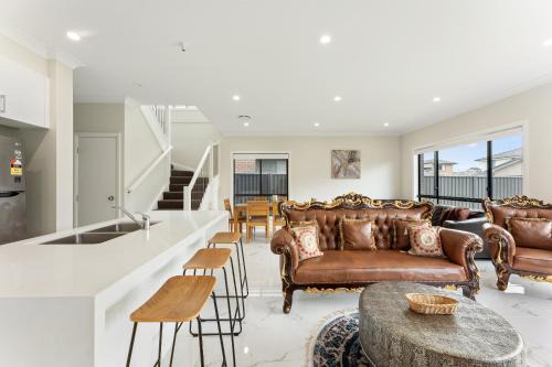 Austral Spacious large 5 br home with Central AC