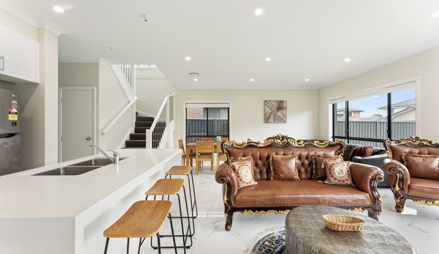 Austral Spacious large 5 br home with Central AC