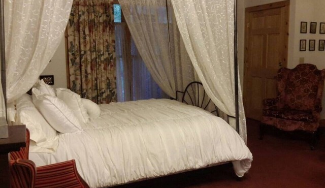 AUSTRIAN ROOM Individual Rental. 1 QUEEN BED . 2 GUESTS ONLY ROOM