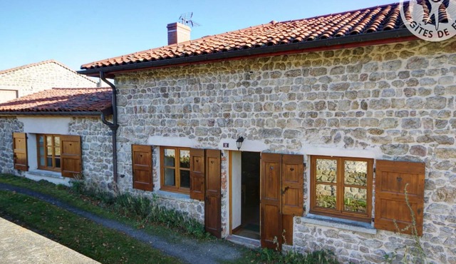 Authentic and comfortable lodging for 6 in Forez