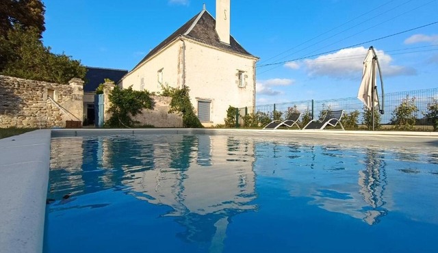 Authentic cottage in Touraine, heated pool, pets allowed