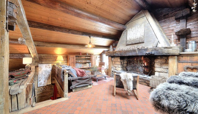 Authentic, warm, luxurious chalet, swimming pool, jacuzzi, sauna and fireplace
